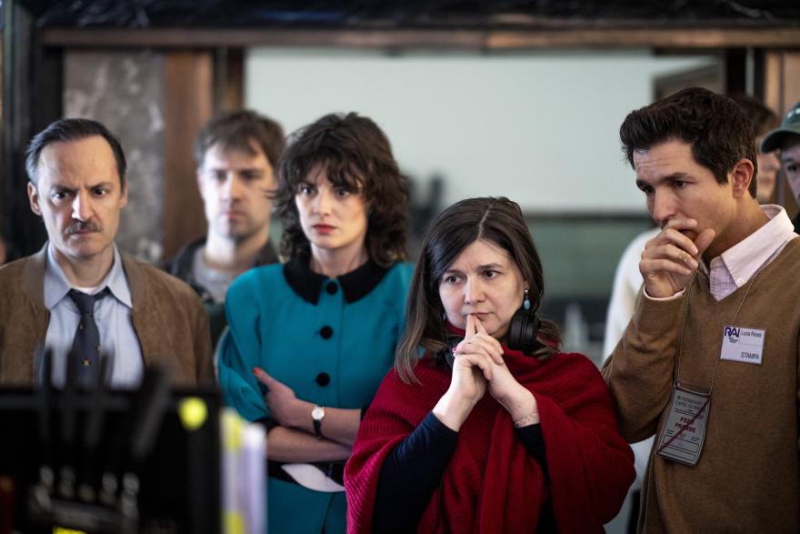 Regisseur Teodora Ana Mihai met cast tijdens de opnames. © Menuetto / Toon Aerts